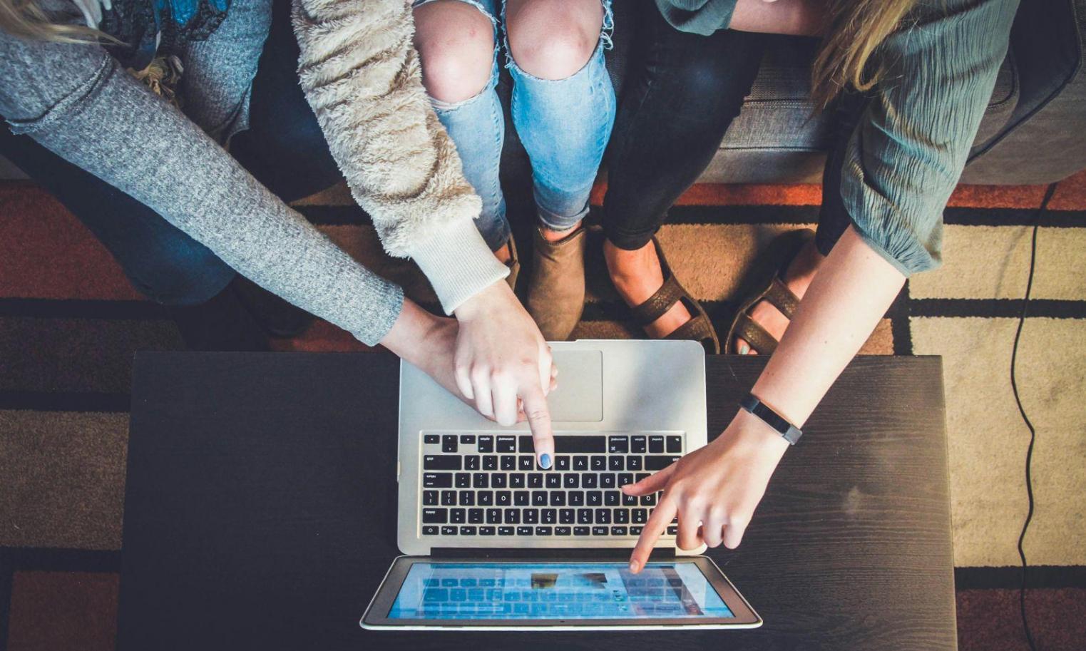 Espace de travail moderne avec outils de planification financière